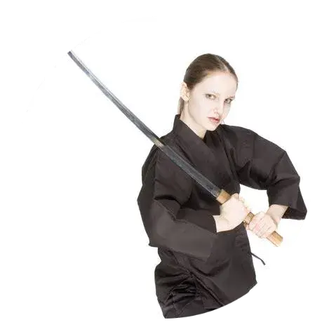 moteris juodu kimono su geležiniu kardu