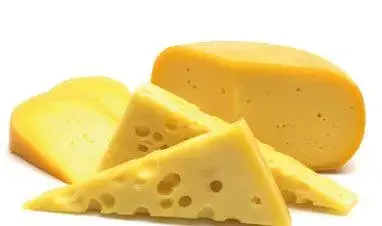 żółty ser pokrojony w kawałki