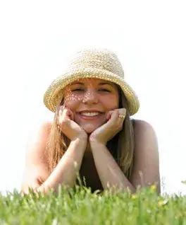 Dziewczyna w kapeluszu na trawie