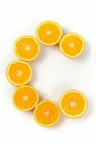 Połówki pomarańczy ułożone w literę C